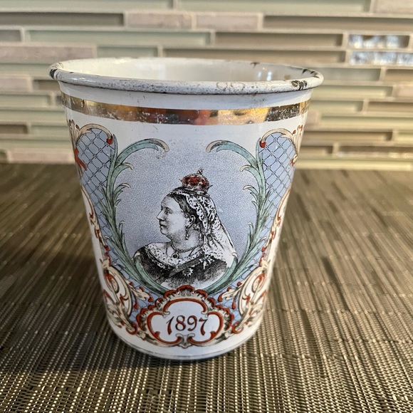 Antique Queen Victoria cup - Picture 3 of 5